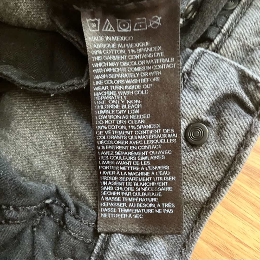 Urban Outfitters BDG Black Mom High-Rise Jean Shorts Cuffed Button Fly Size 26 - Picture 6 of 9